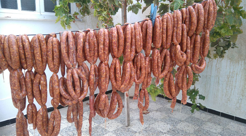 Merguez nach der Herstellung - Bild: Habib M’henni / Wikimedia Commons - Eigenes Werk, CC BY-SA 3.0, https://commons.wikimedia.org/w/index.php?curid=51458327