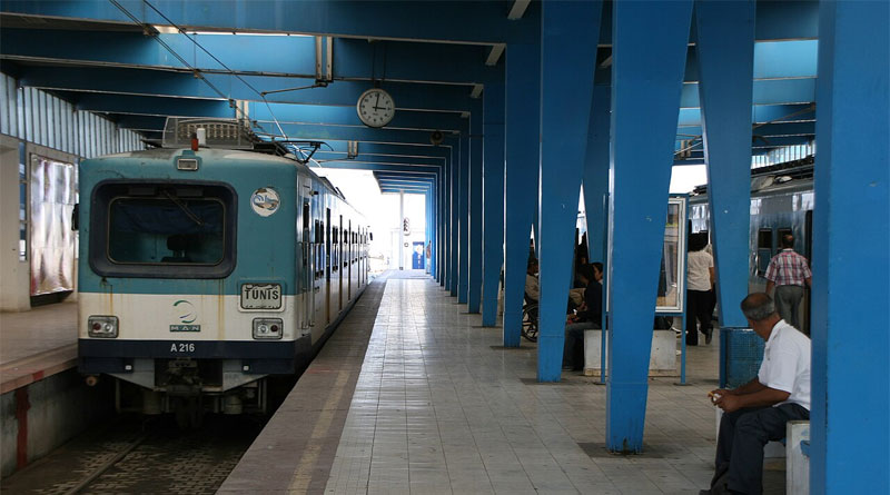 TGM (Bahnlinie) an der Station Tunis-Marine - Bild: By Yukiko Yamamoto - originally posted to Flickr as Tunis Station, CC BY 2.0, https://commons.wikimedia.org/w/index.php?curid=8663830