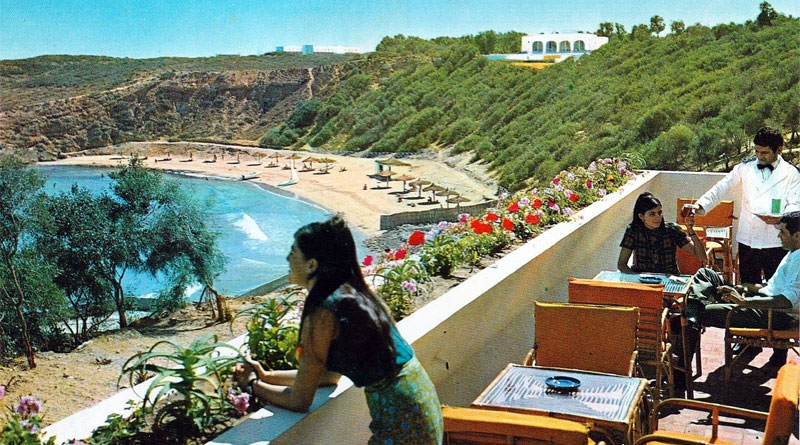 Terrasse des Hotel &bdquo;La Baie des Singes&ldquo; und Strand